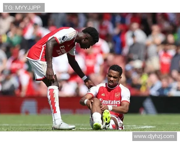 足球球星赛场突然蹲下瞬间引发网友热议全场气氛紧张 足球球星赛场突然蹲下瞬间引发网友热议全场气氛紧张